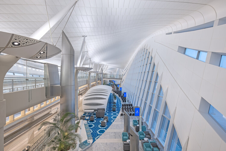 Отражая пустынные дюны, в Абу-Даби, ОАЭ, открывается терминал А компании KPF в международном аэропорту Заид — изображение 8 из 25