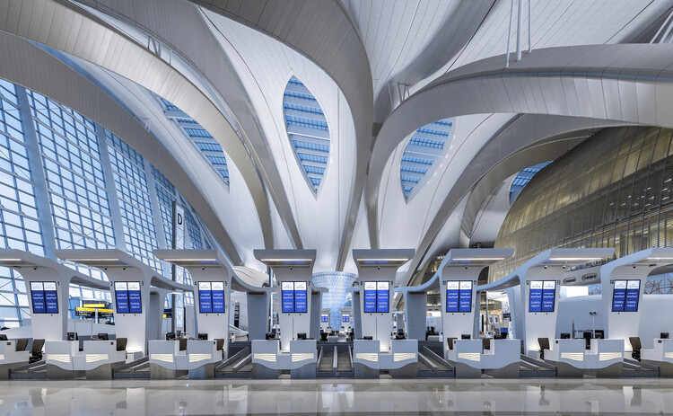 Отражая пустынные дюны, в Абу-Даби, ОАЭ, открывается терминал А компании KPF в международном аэропорту Заед — изображение 5 из 25