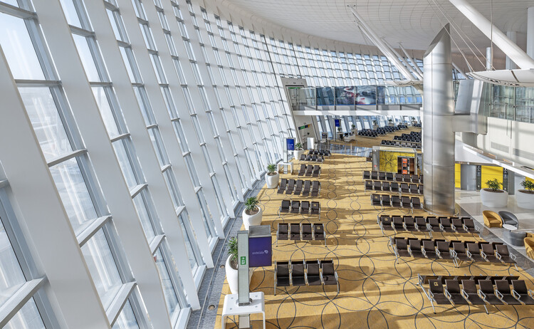 Отражая пустынные дюны, в Абу-Даби, ОАЭ, открывается терминал А компании KPF в международном аэропорту Заед — изображение 14 из 25