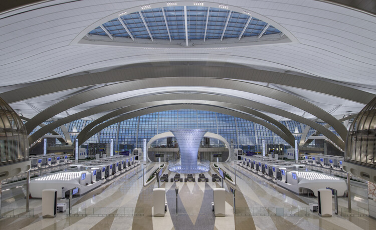 Отражая пустынные дюны, в Абу-Даби, ОАЭ, открывается терминал А компании KPF в международном аэропорту Заед — изображение 15 из 25
