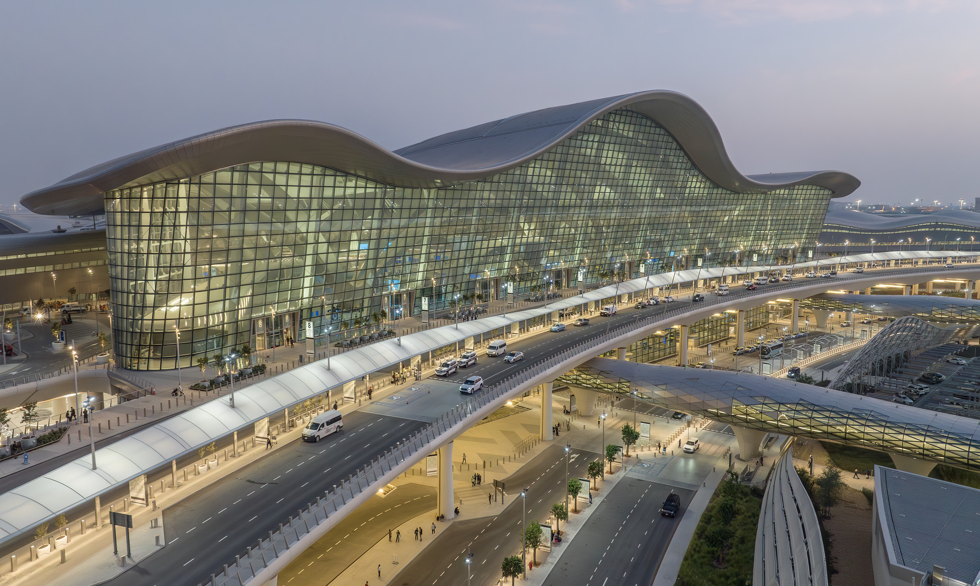Отражая пустынные дюны, в Абу-Даби, ОАЭ, открывается терминал А компании KPF в международном аэропорту Заид