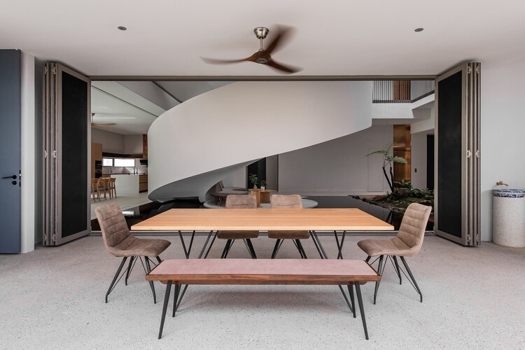 The Helical Pearl House / Проекты A3 + Arch Cubic - Фотография интерьера, столовая, стол, стул