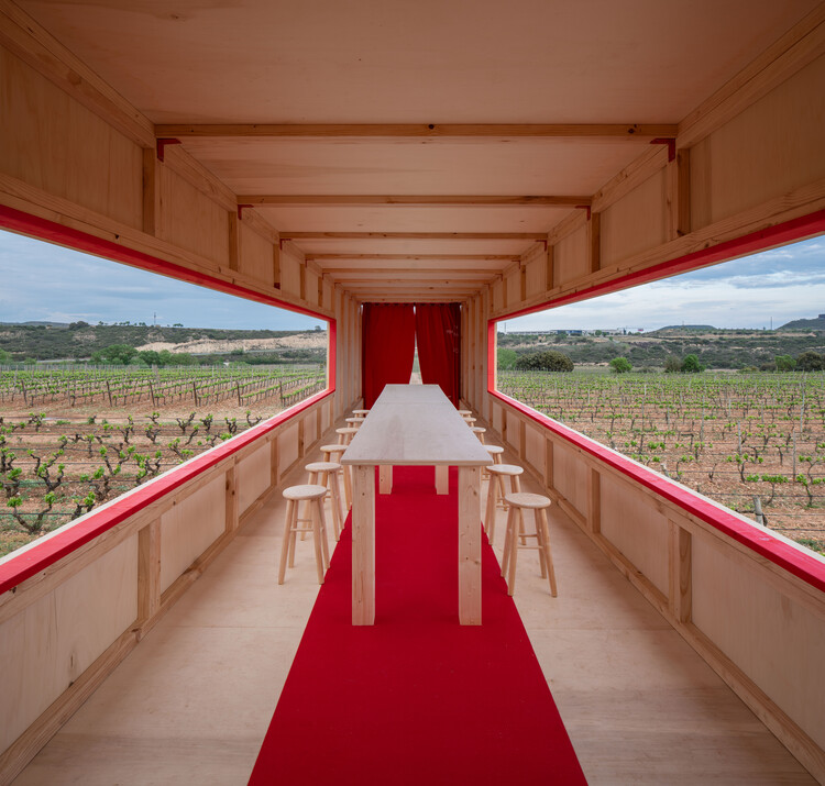 Стол, возвышающийся над ландшафтом / J-AF Architecture + González Serrano Studio+ – Фотография интерьера