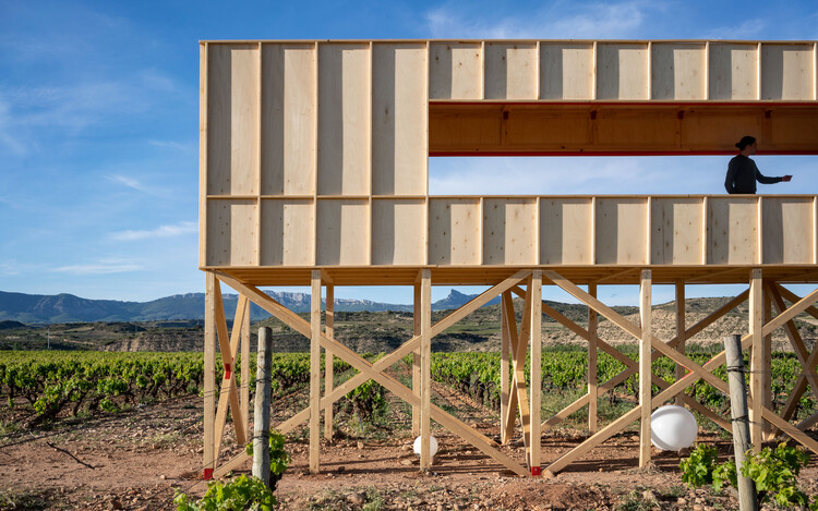 Стол, возвышающийся над ландшафтом / J-AF Architecture + González Serrano Studio+ – Экстерьерная фотография