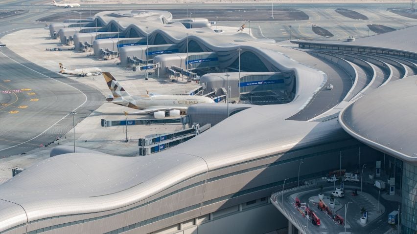 Волнистая крыша Терминала А в международном аэропорту Заид от KPF