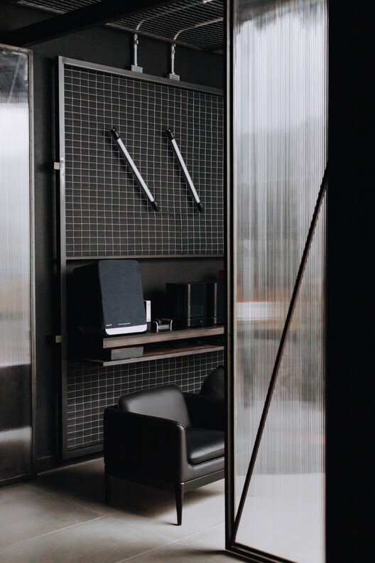 INQ Digital Academy / Estudio ALVMTR + Estudio MNG - Фотография интерьера, дверь, стул, стекло, окна