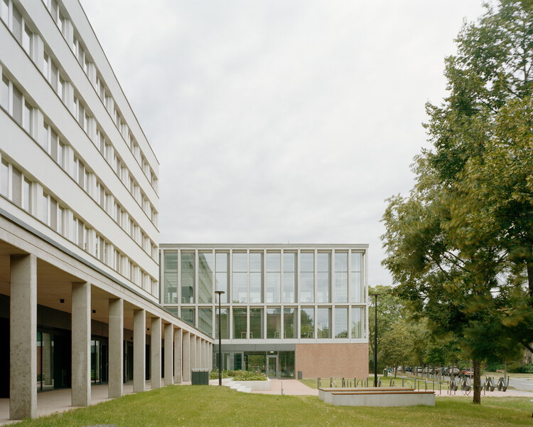 Библиотека и студенческий центр BBU / Gereben Marián Architects — фотография экстерьера, окна