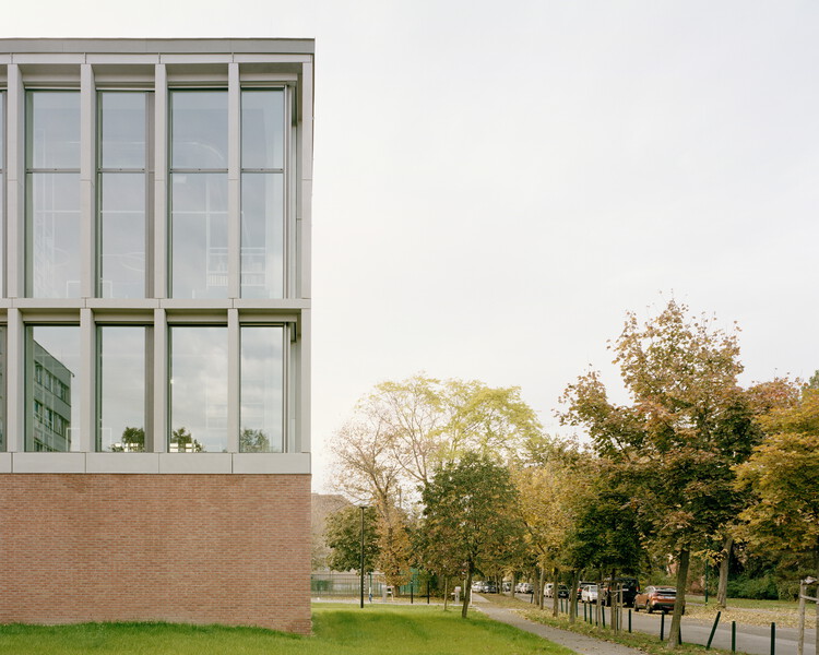 Библиотека и студенческий центр BBU / Gereben Marián Architects — фотография экстерьера, окна