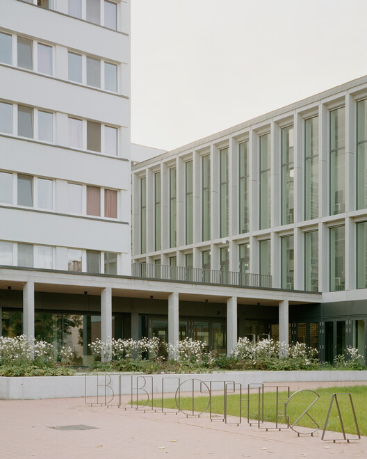 Библиотека и студенческий центр BBU / Gereben Marián Architects — фотография экстерьера, окна, фасад