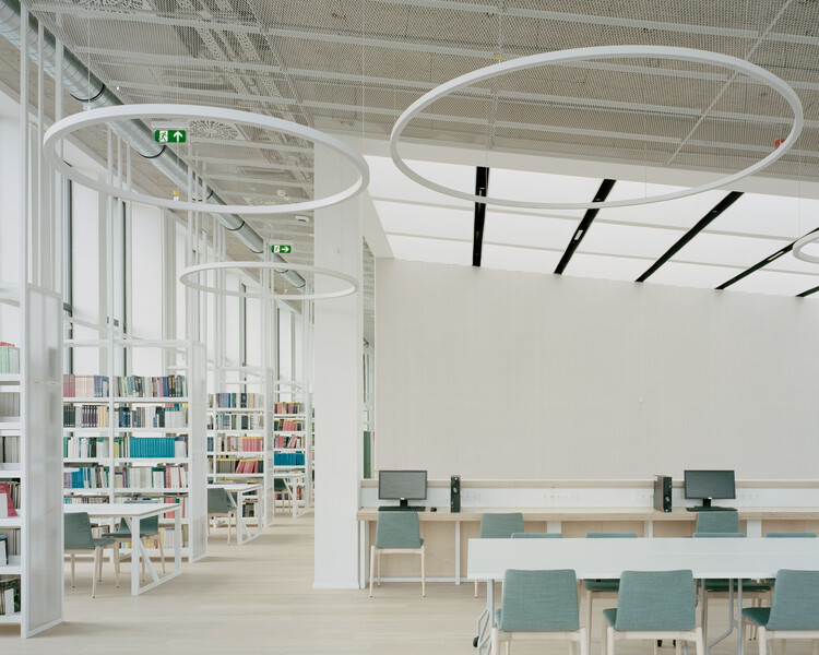 Библиотека и студенческий центр BBU / Gereben Marián Architects — фотография интерьера, стеллажи, стол, стул