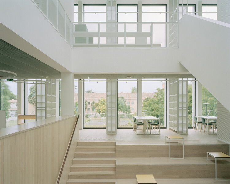 Библиотека и студенческий центр BBU / Gereben Marián Architects - Фотография интерьера, окна, фасад, стул