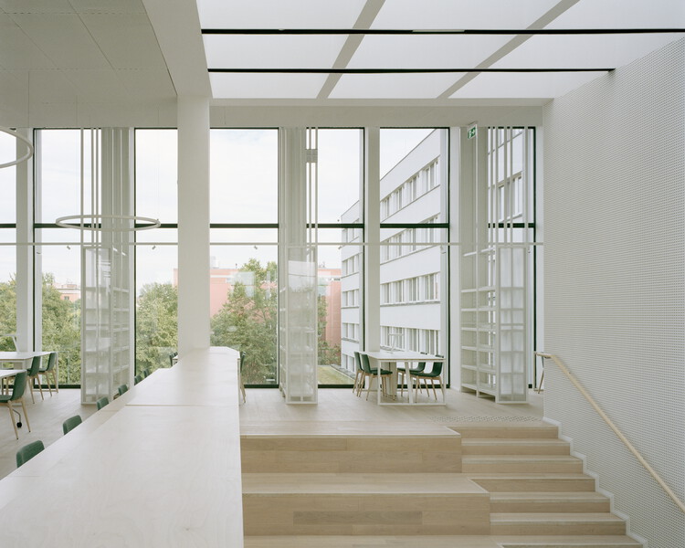 Библиотека и студенческий центр BBU / Gereben Marián Architects - Фотография интерьера, лестница, стекло