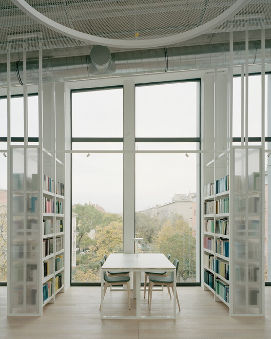 Библиотека и студенческий центр BBU / Gereben Marián Architects — фотография интерьера, окна, стол, освещение, стеллажи