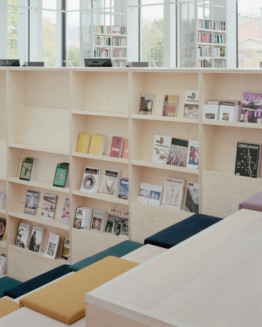 Библиотека и студенческий центр BBU / Gereben Marián Architects — фотография интерьера, шкаф, стеллажи, окна