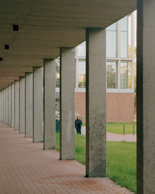 Библиотека и студенческий центр BBU / Gereben Marián Architects — фотография интерьера, фасад, окна, колонна