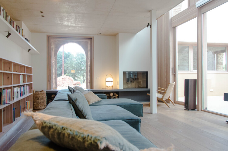 Masia BGS / Enrica Mosciaro - Фотография интерьера, спальня, стеллажи, окна, кровать, балка
