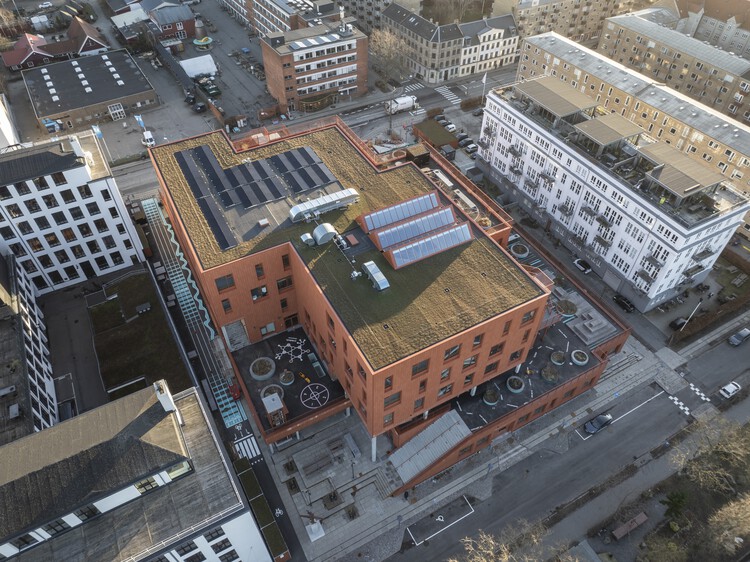 Школа Nordøstmager / Christensen & Co Architects — фотография интерьера, окон, городского пейзажа, фасада