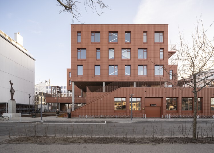 Школа Nordøstmager / Christensen & Co Architects — фотография экстерьера, окна, кирпич, фасад