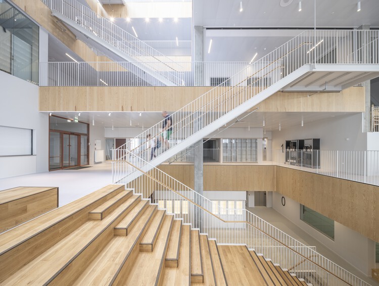 Школа Nordøstmager / Christensen & Co Architects - Фотография интерьера, лестницы, окна, перила, балка