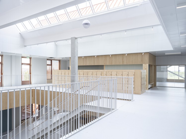 Школа Nordøstmager / Christensen & Co Architects - Фотография интерьера, окна, стекло, балка, перила