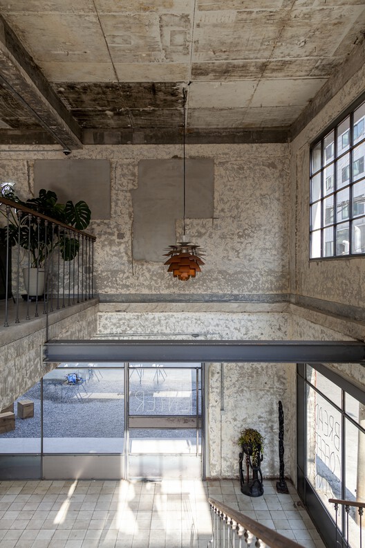 Офис и кафе Oude / yutaestudio - Фотография интерьера, окна, балка