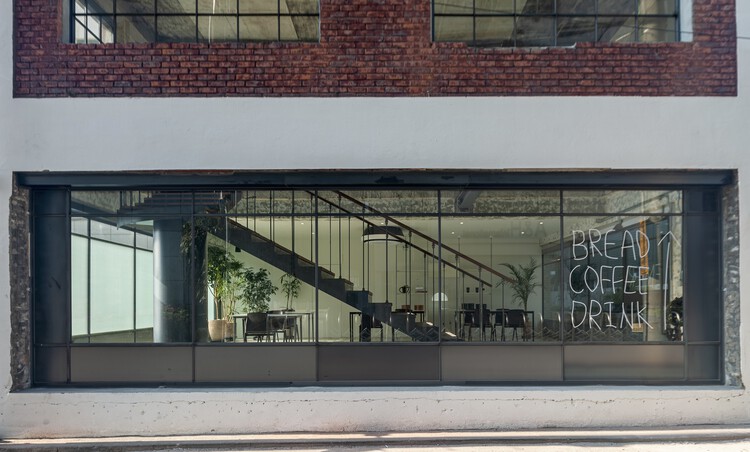 Oude Office and Café / yutaestudio - Экстерьерная фотография, окна, фасад, перила