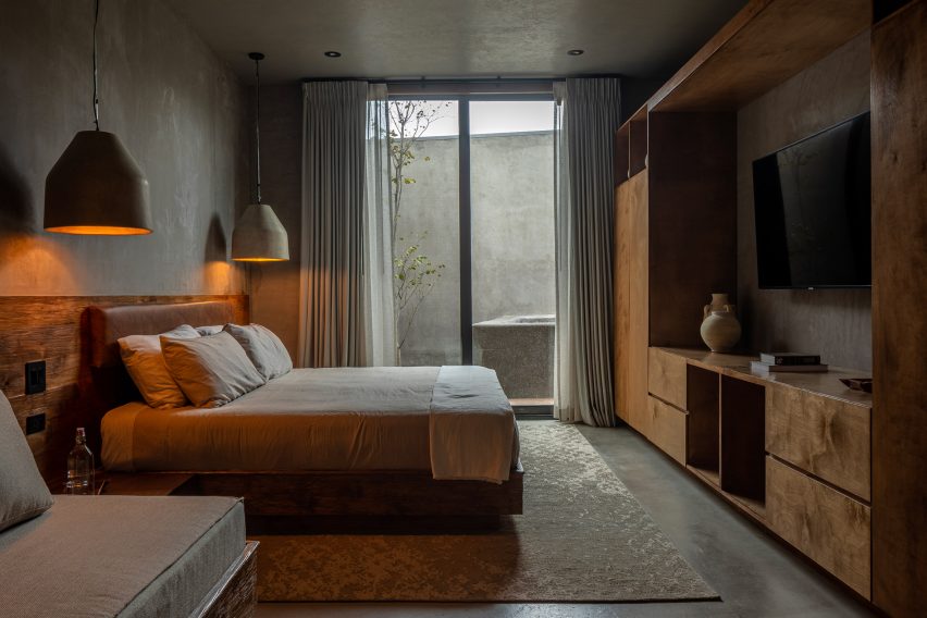 Спальня с бетонными стенами от Сезара Мансилласа