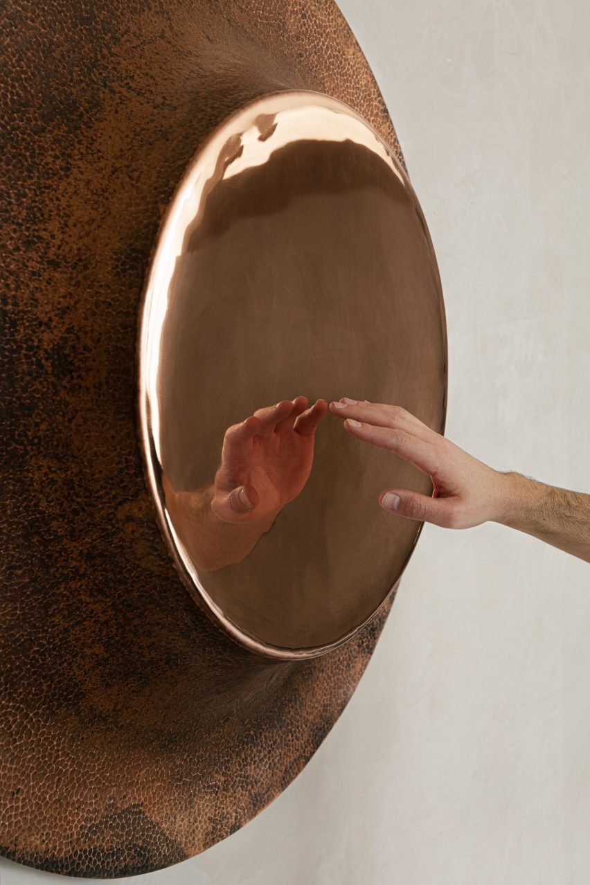 Крупный план настенного зеркала работы Ману Баньо.