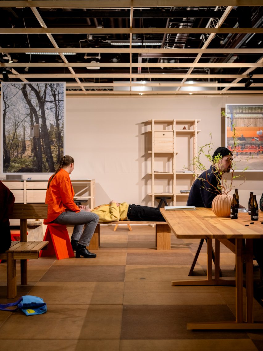 Сосновый стол на мебельной ярмарке в Стокгольме