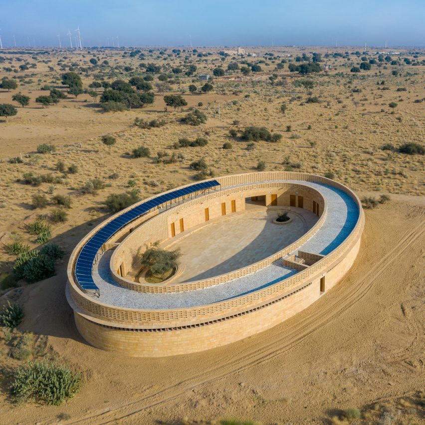 Конструкция из песчаника школы для девочек Раджкумари Ратнавати, спроектированная Diana Kellogg Architects