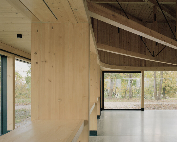 Лыжный Дом / Hetedik Müterem + Studio Konstella - Фотография интерьера, фасад, балка, окна