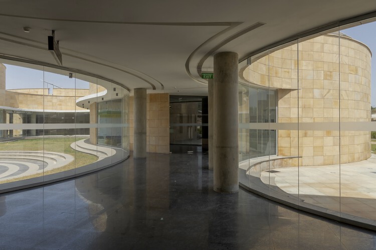 Региональный научный центр в Бхудже / Студия дизайна INI - Фотография интерьера, стекло, колонна