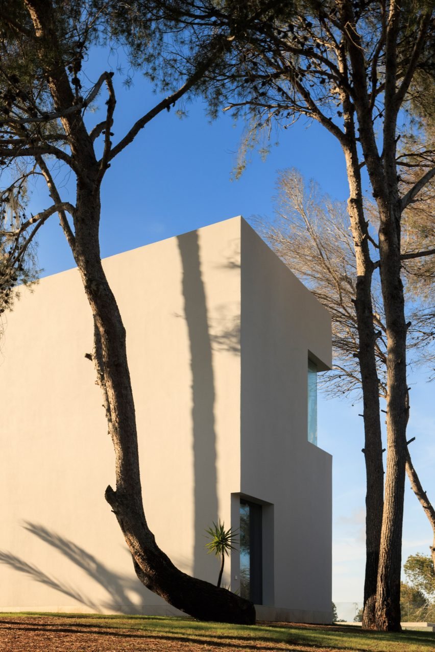 Внешний вид Белого дома в Испании от Fran Silvestre Arquitectos.