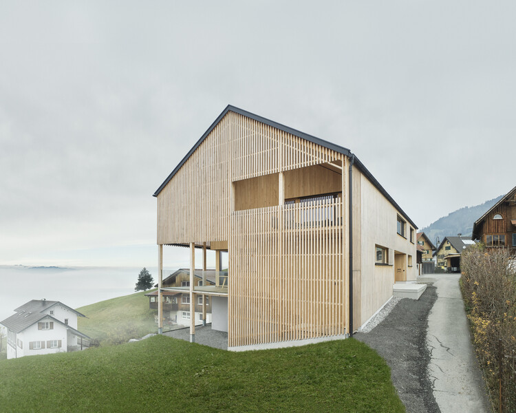 Дом для нескольких поколений с видом / MWArchitekten — фотография экстерьера, окна