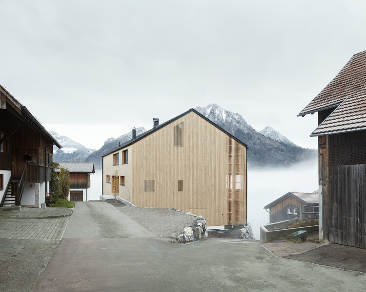 Дом для нескольких поколений с видом / MWArchitekten — фотография экстерьера, окна