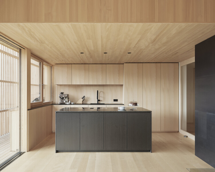 Дом для нескольких поколений с видом / MWArchitekten - Фотография интерьера, кухня, столешница, окна