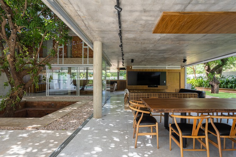 Rodor House / OMCM arquitectos - Фотография интерьера, кухня, стол, балка, терраса, патио