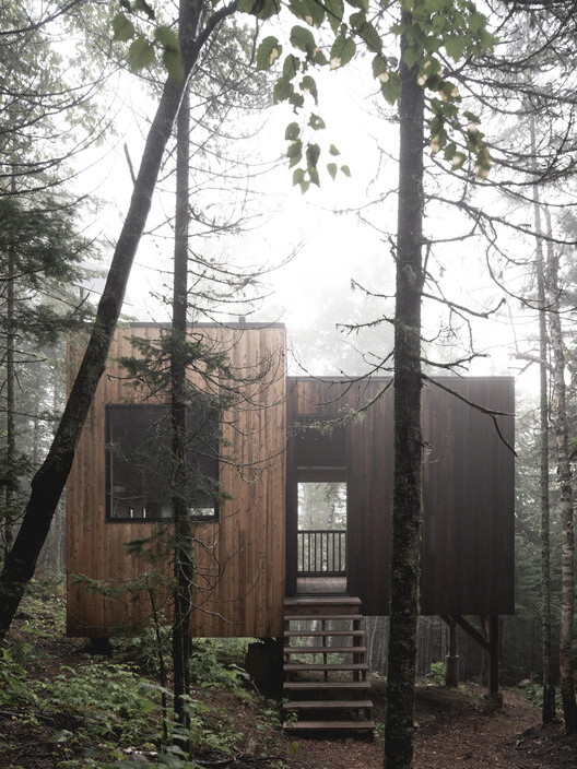 Домик Territoire Charlevoix / Atelier l'Abri - фотография экстерьера, дверь, лес