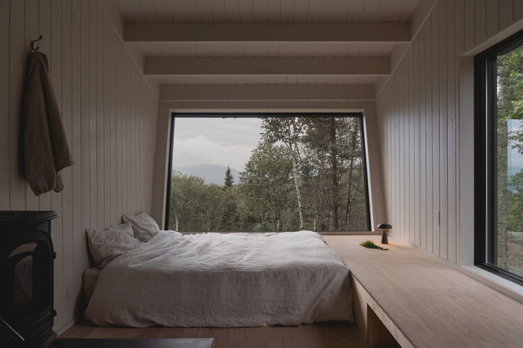 Домик Territoire Charlevoix / Atelier l'Abri - Фотография интерьера, спальня, окна, кровать
