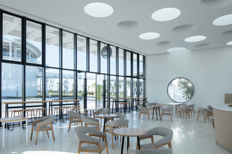 Concept WRRF Yixing Water Resource Recovery Facility / THAD SUP Atelier — Фотография интерьера, столовая, стол, стул, окна