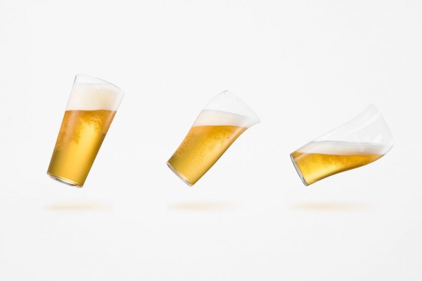 Графика, показывающая три разных направления розлива пива в бокале Nendo для Саппоро.