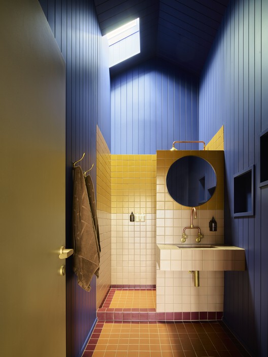 Sun Ranch / Balanced Earth Architects — Фотография интерьера, ванная комната, раковина