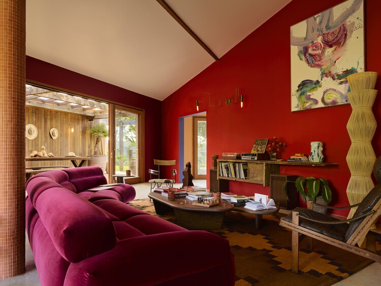 Sun Ranch / Balanced Earth Architects — Фотография интерьера, гостиная, диван, стол, стул