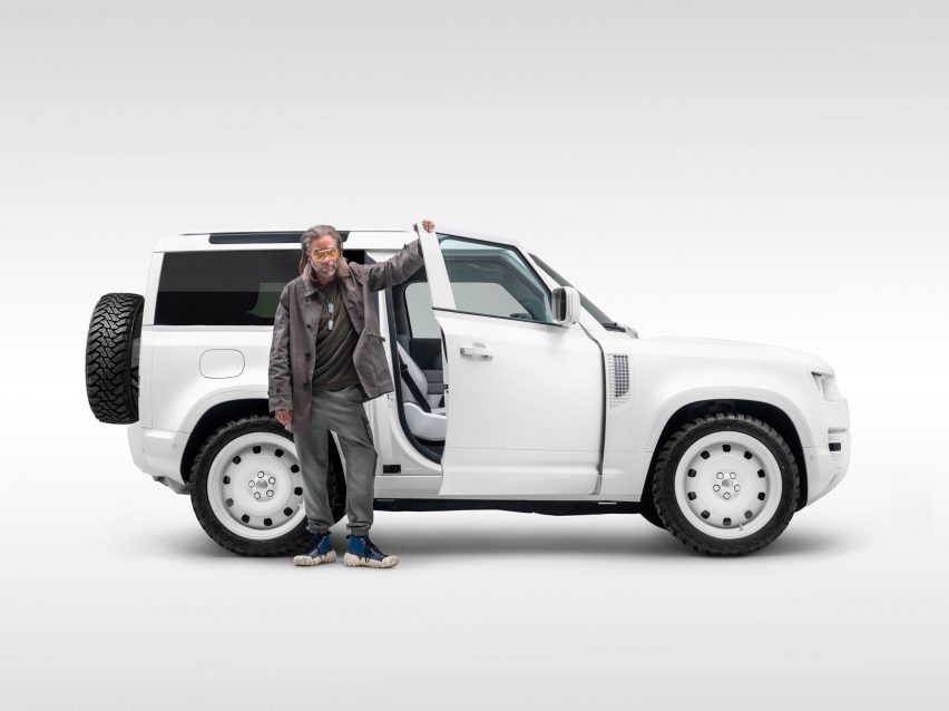Джоб Смитс перед белым Land Rover
