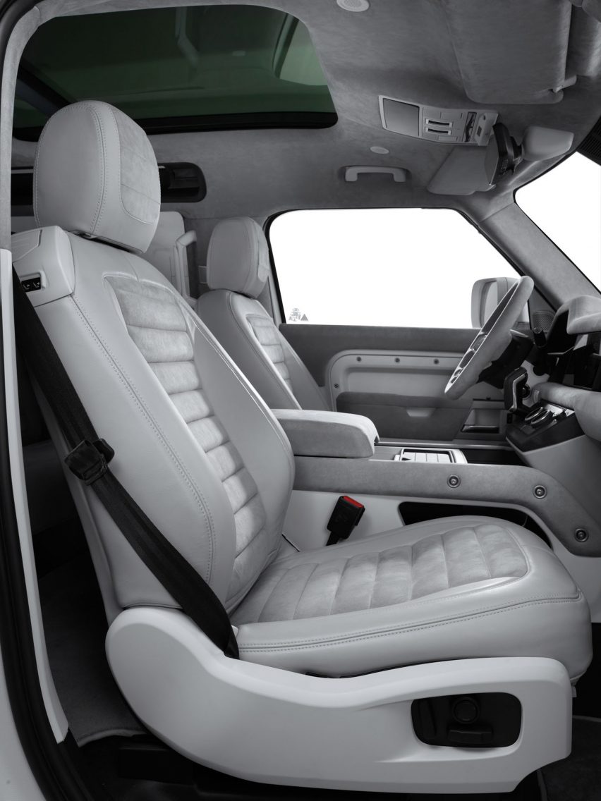Фотография сидений Land Rover Defender в стиле Firmship с ребрами на сиденьях.
