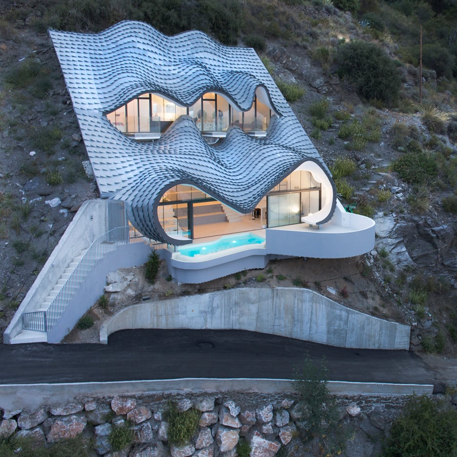 Дом на скале от Gilbartolome Architects в Гранаде, Испания.