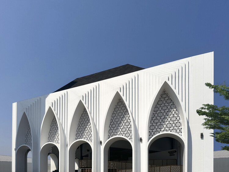 Большая мечеть Аль-Муттакин / Архитектор Андырахман - Экстерьерная фотография, окна, арка, аркада