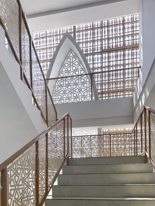 Большая мечеть Аль-Муттакин / Архитектор Андырахман - Фотография интерьера, лестница, окна, перила, балка