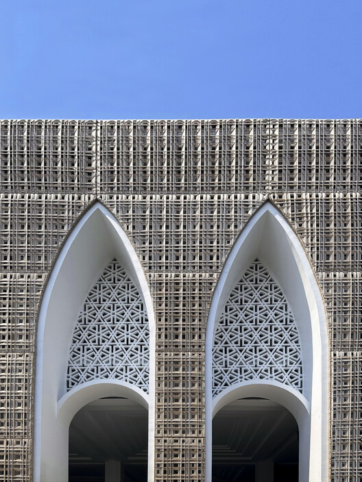 Большая мечеть Аль-Муттакин / Архитектор Андырахман - Экстерьерная фотография, фасад, арка, аркада