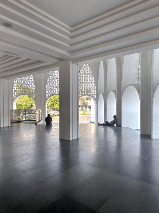 Большая мечеть Аль-Муттакин / Архитектор Андырахман - Фотография интерьера, колонна, арка, аркада